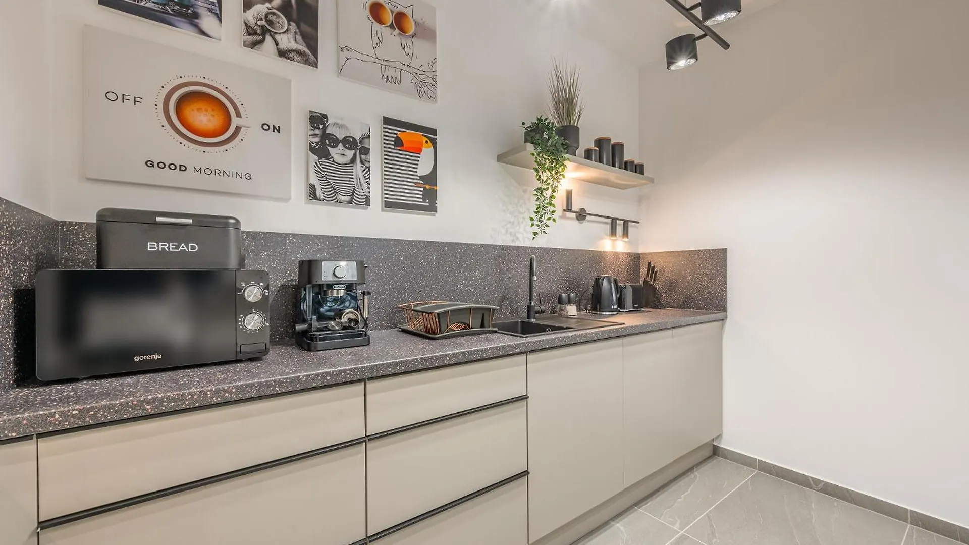 Condo With Balcony @ Downtown Budapest Ungheria