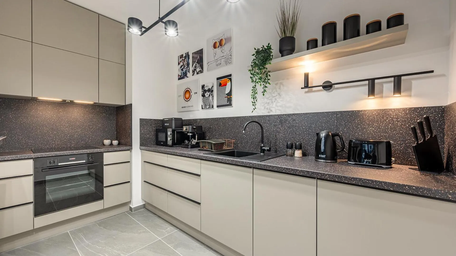 Condo With Balcony @ Downtown Budapest
