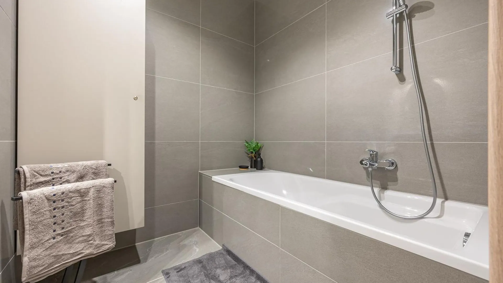 Condo With Balcony @ Downtown Budapest Ungheria